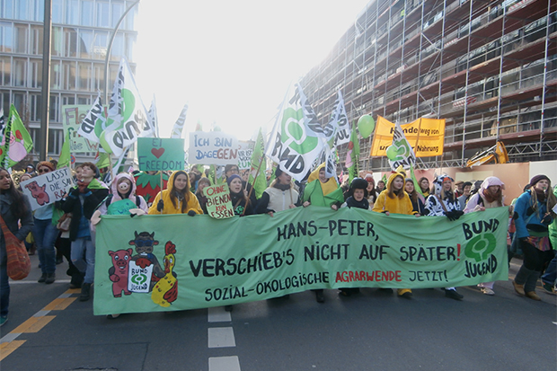 протест на фермери срещу ГМО и индустриалното фермерство